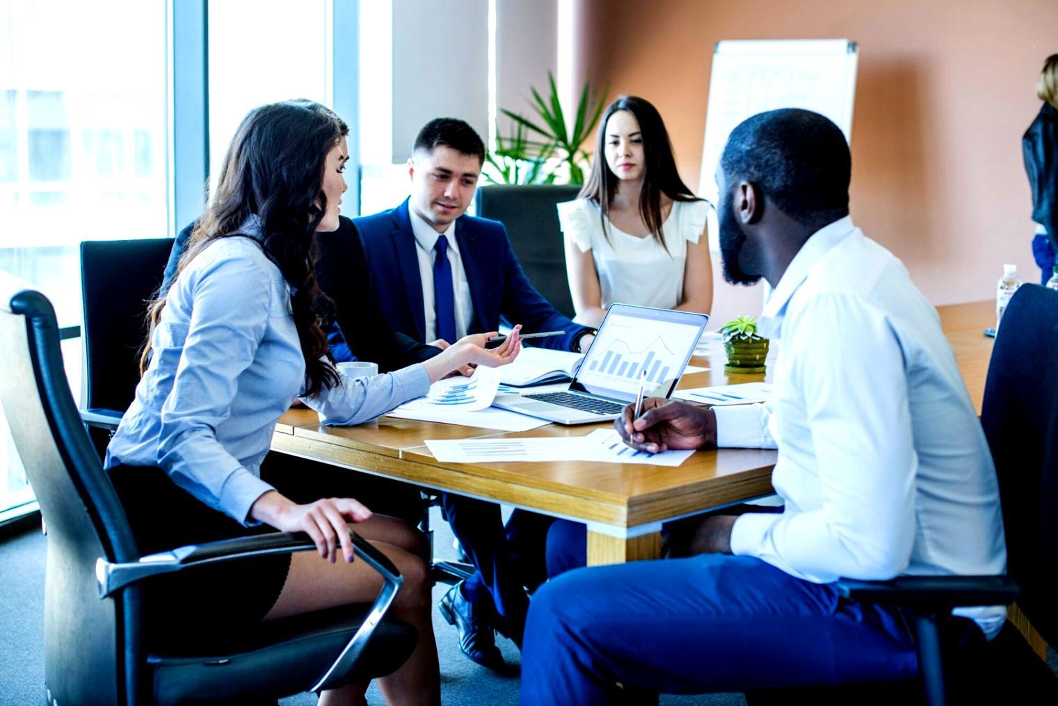 Sala de consultoria financeira com ambiente confortável e privado
