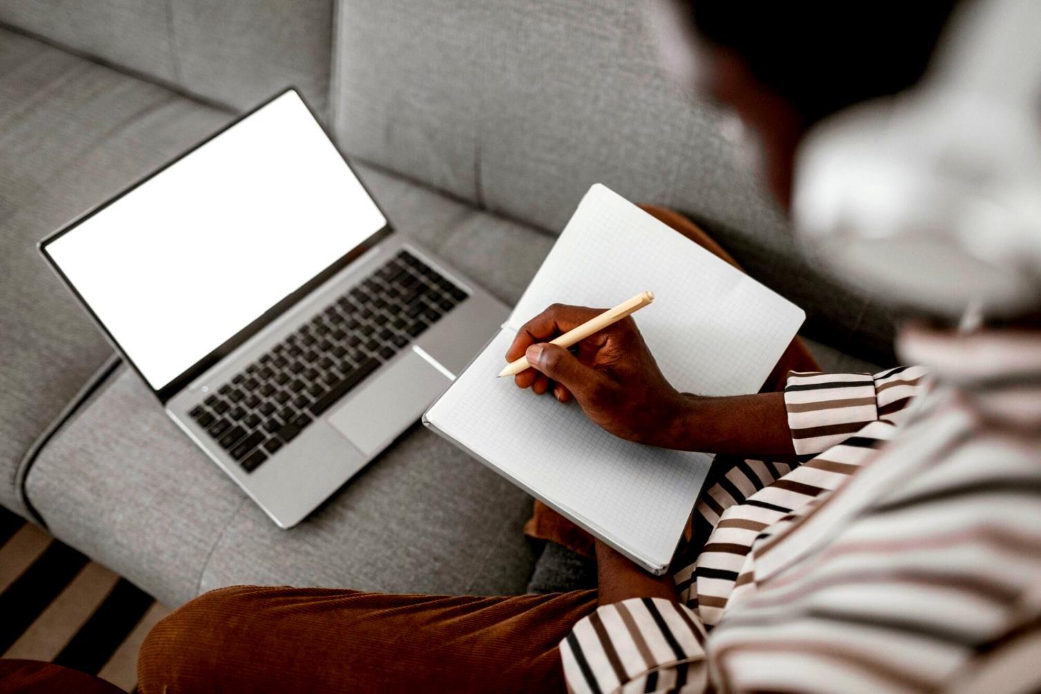 Planeamento financeiro com calculadora e notas