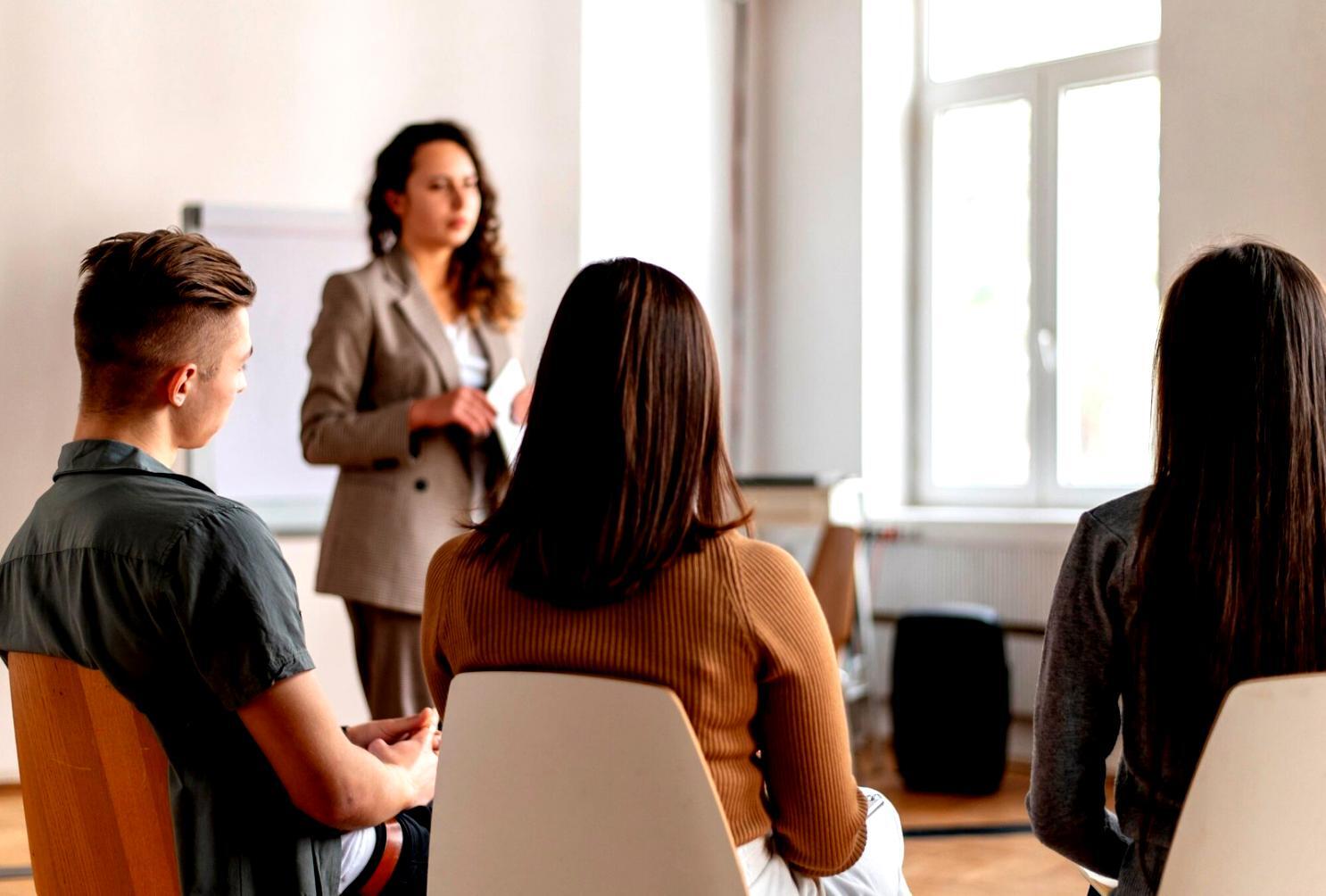 Ambiente de formação com materiais de planeamento financeiro organizados sobre mesa