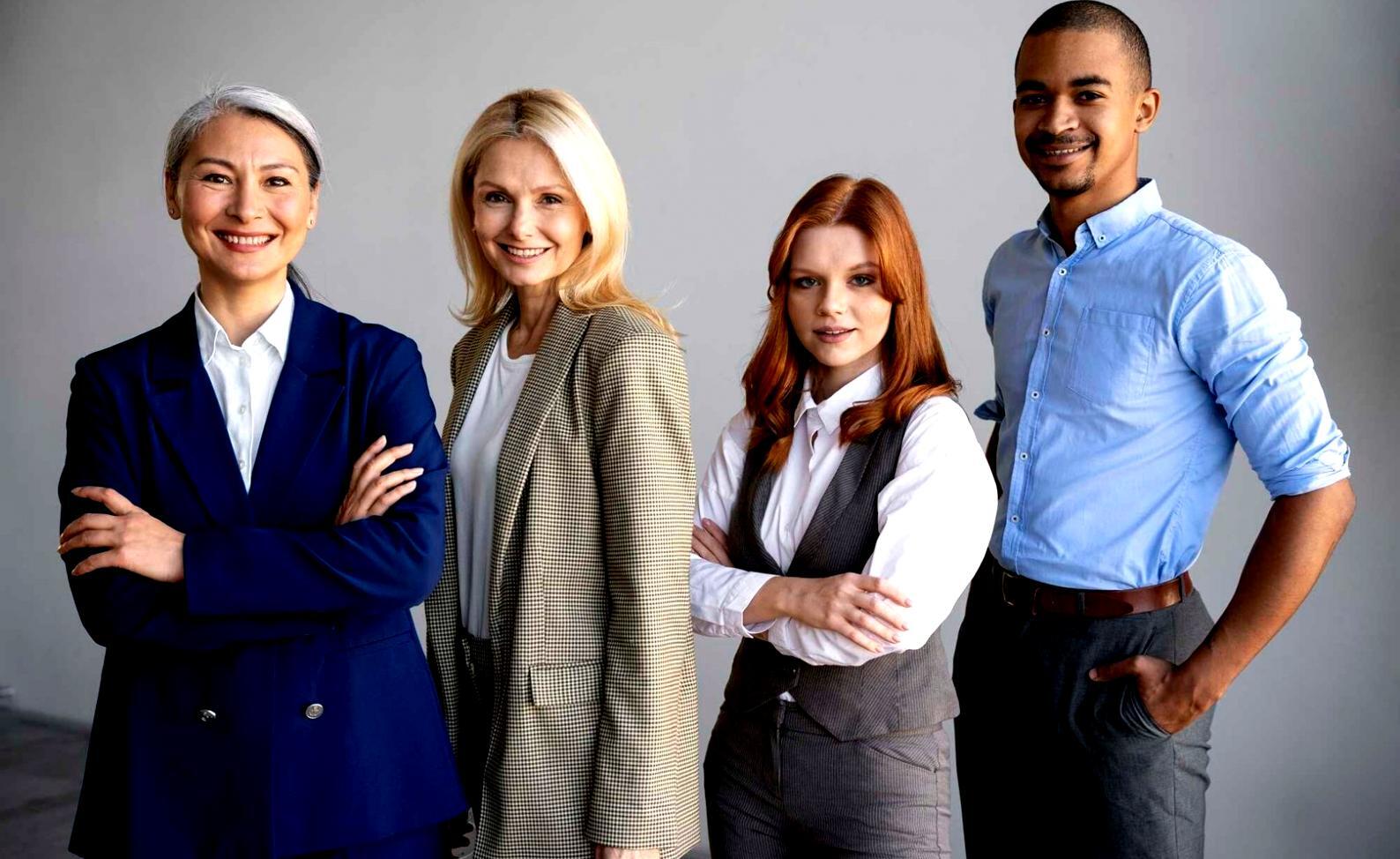 Pessoa a organizar documentos financeiros numa mesa